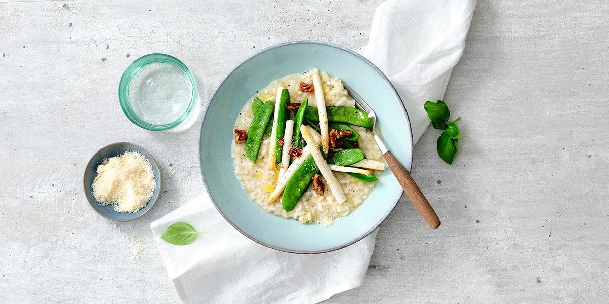 Risotto aux légumes de printemps blanc-vert et noix de pécan