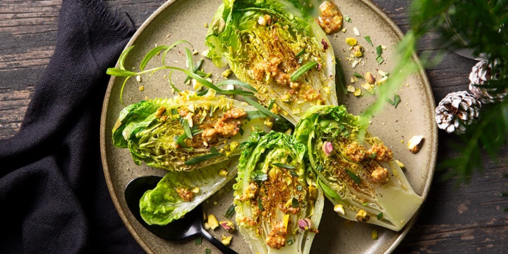 Gegrilde sla met pistaches en mosterdvinaigrette