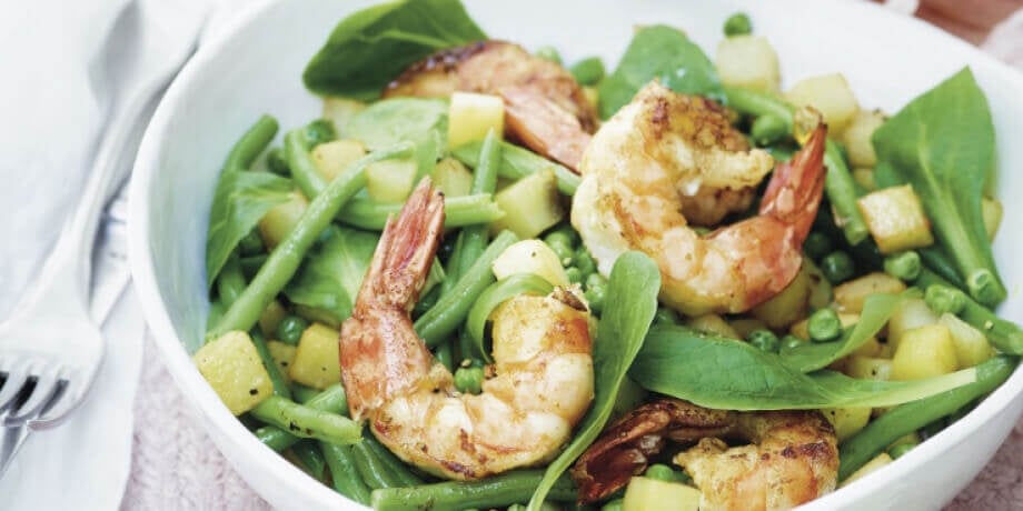 Lauwe salade van aardappelen, bonen, erwten en scampis