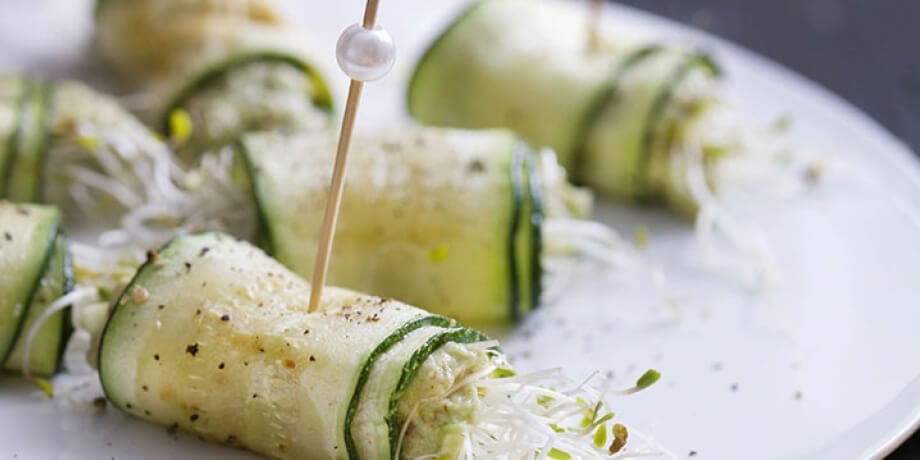 Courgetterolletjes met avocadopuree en kappertjes