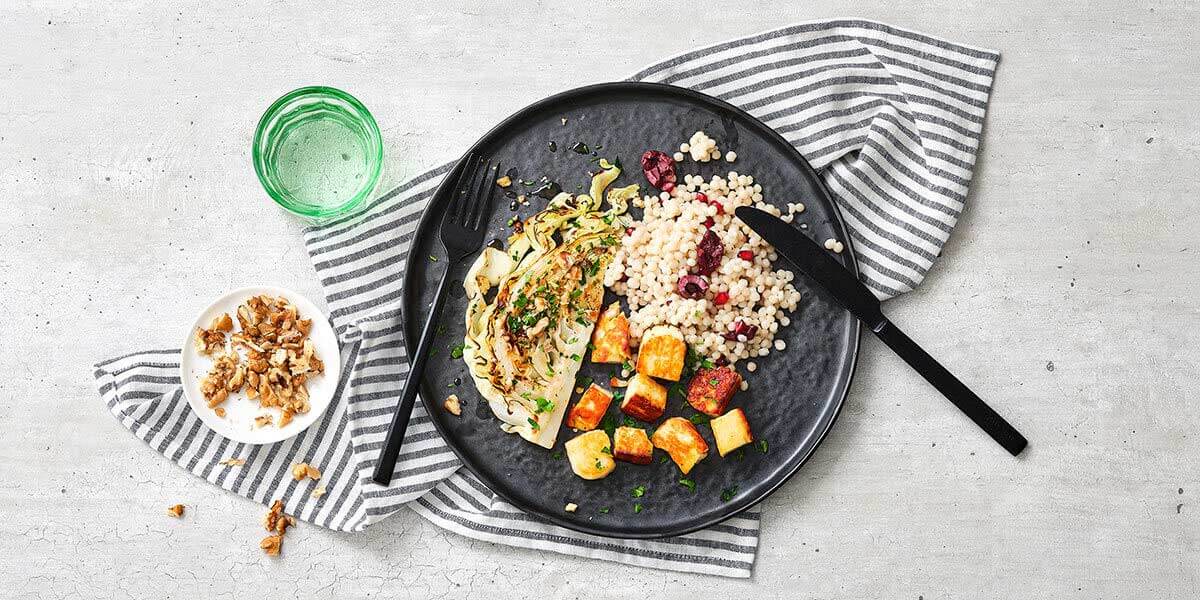 Parelcouscous met spitskool, beurre noisette en halloumi