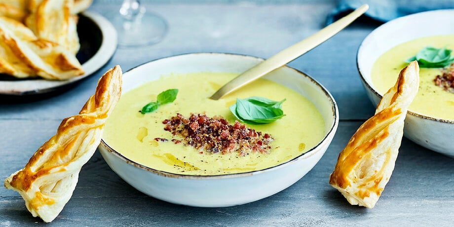 Soupe de poivrons, biscuits feuilletés et crumble au lard
